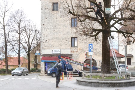 ZAČETEK PRAZNIČNE  OKRASITVE CERKNICE 03 FOTO LJUBO VUKELIČ